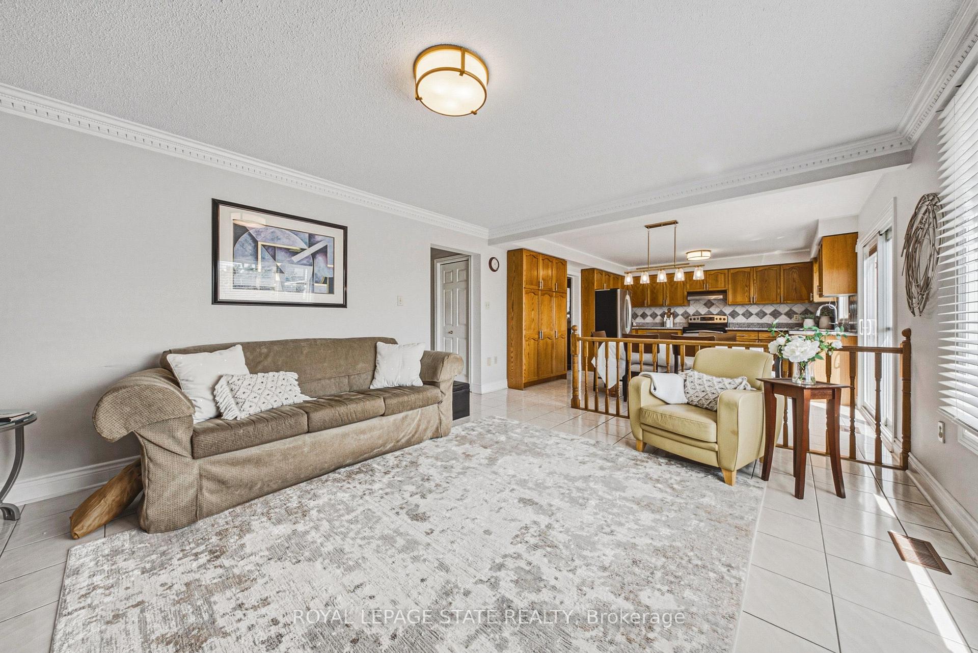 Photo 13 of 90 Fairington Crescent, Hamilton, Kentley — HOMEH