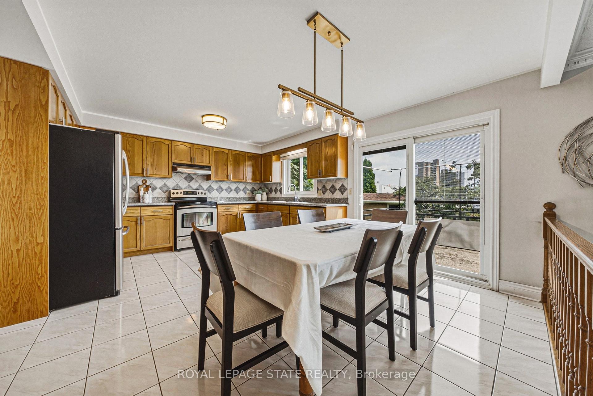 Photo 14 of 90 Fairington Crescent, Hamilton, Kentley — HOMEH