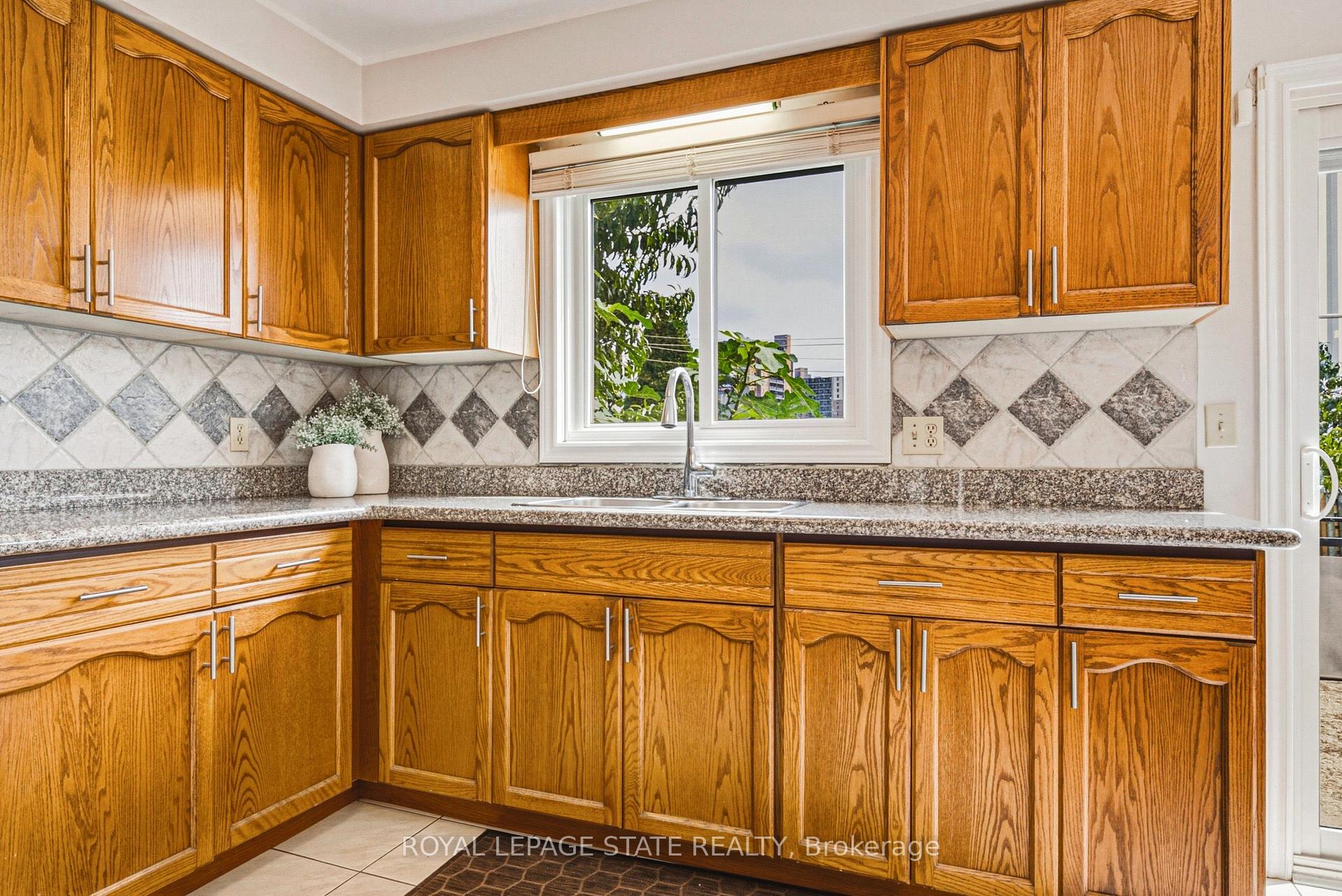 Photo 15 of 90 Fairington Crescent, Hamilton, Kentley — HOMEH