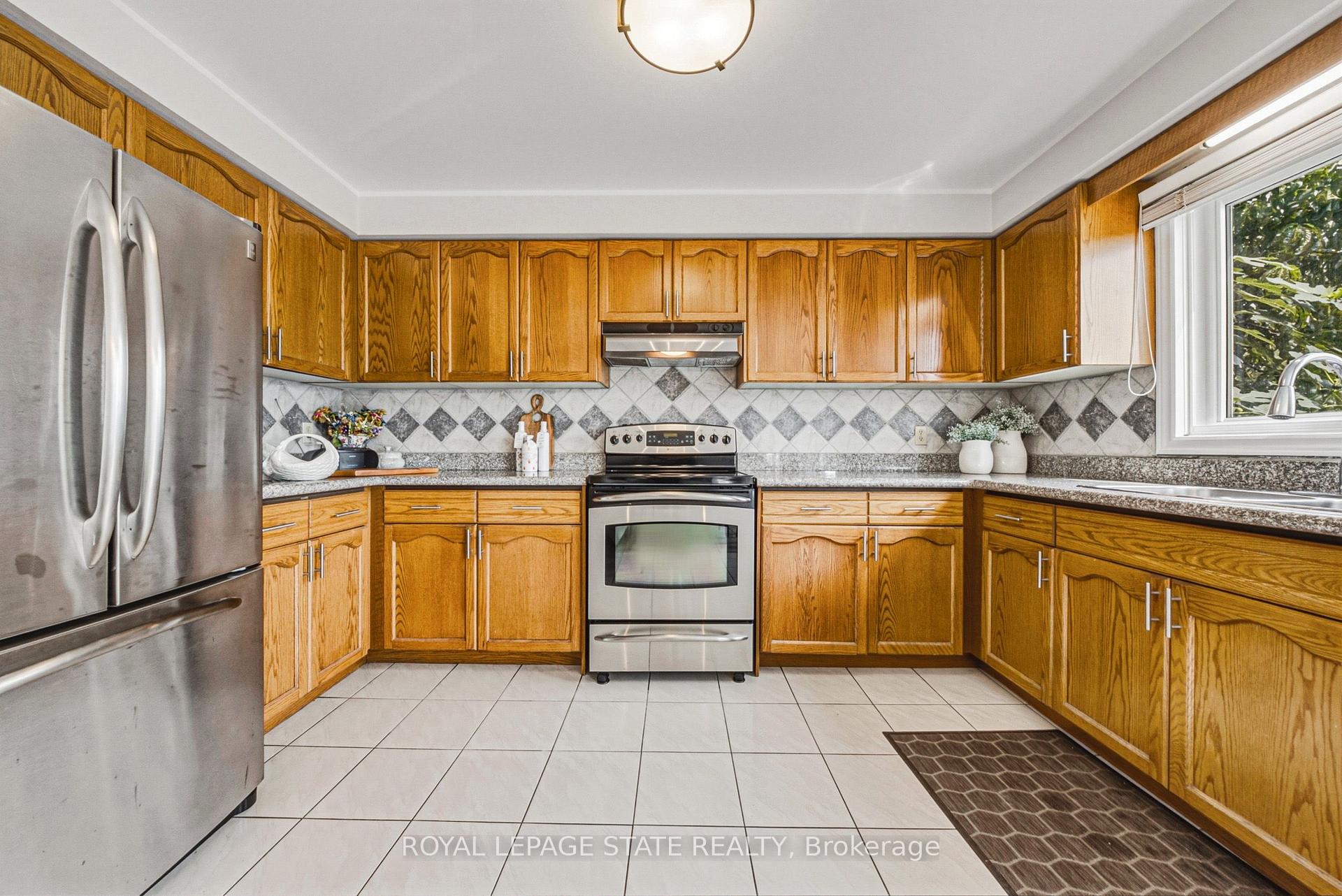 Photo 16 of 90 Fairington Crescent, Hamilton, Kentley — HOMEH