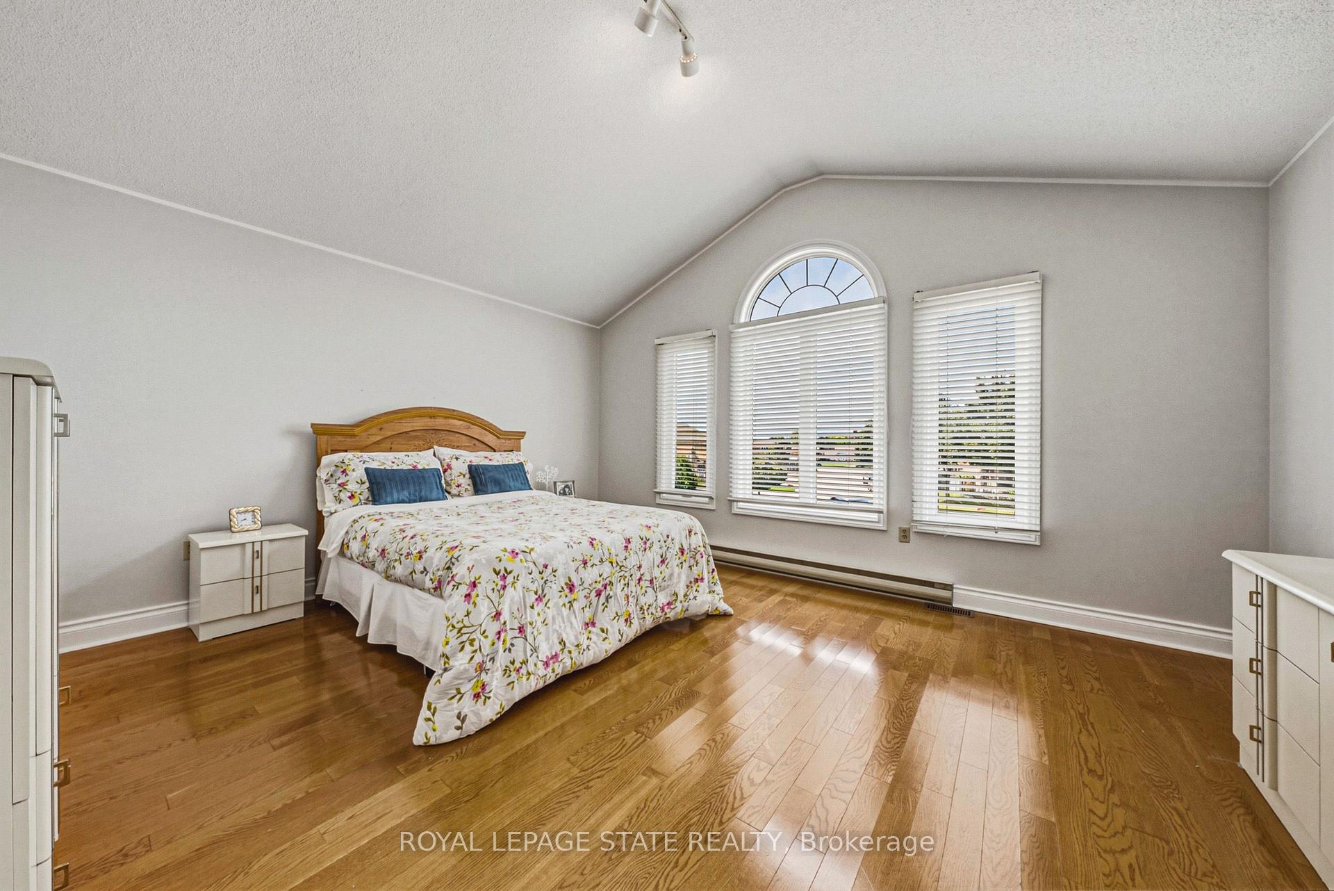 Photo 18 of 90 Fairington Crescent, Hamilton, Kentley — HOMEH