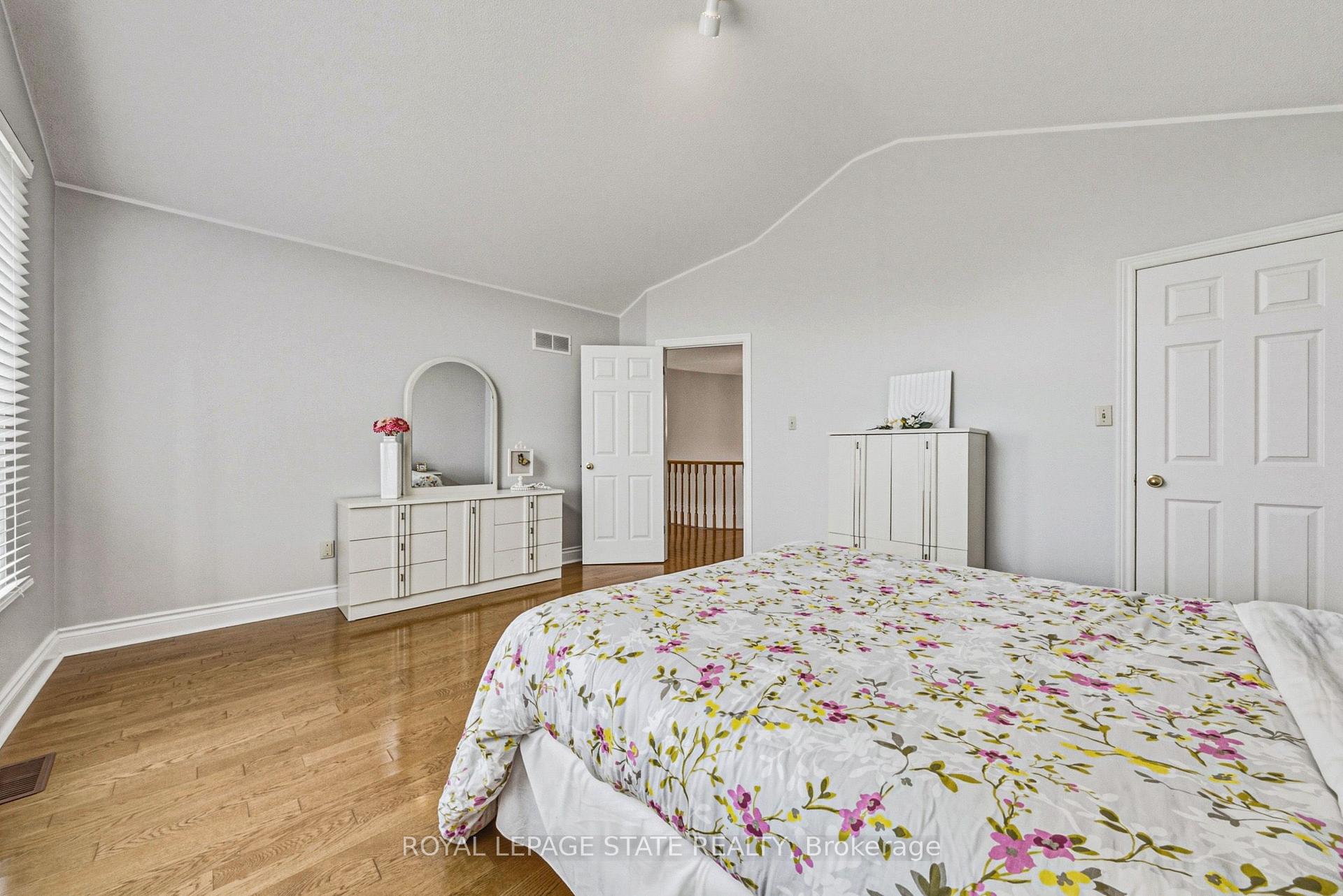 Photo 19 of 90 Fairington Crescent, Hamilton, Kentley — HOMEH