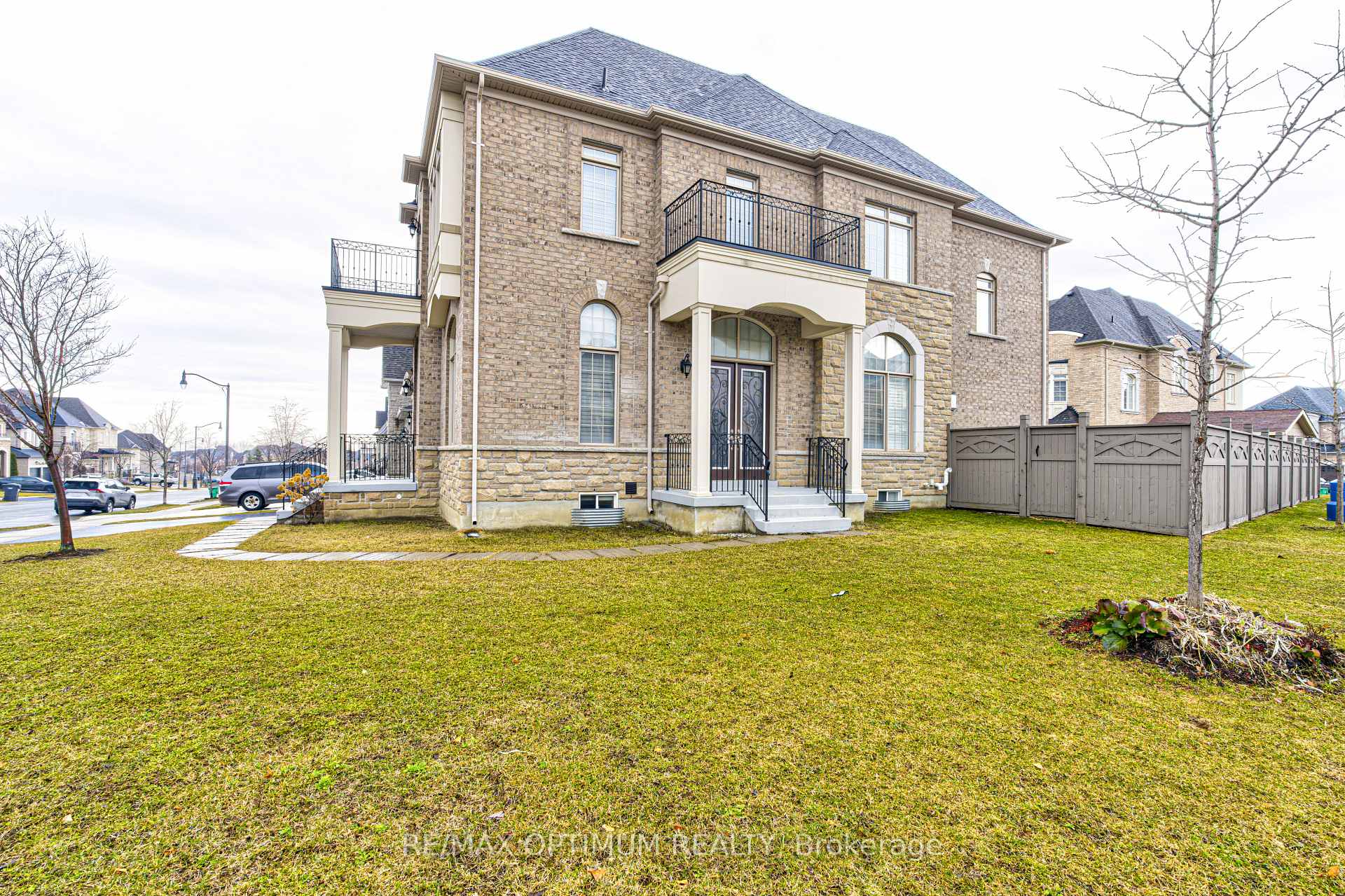 Photo 3 of 80 Royal West Drive, Brampton, Credit Valley — HOMEH