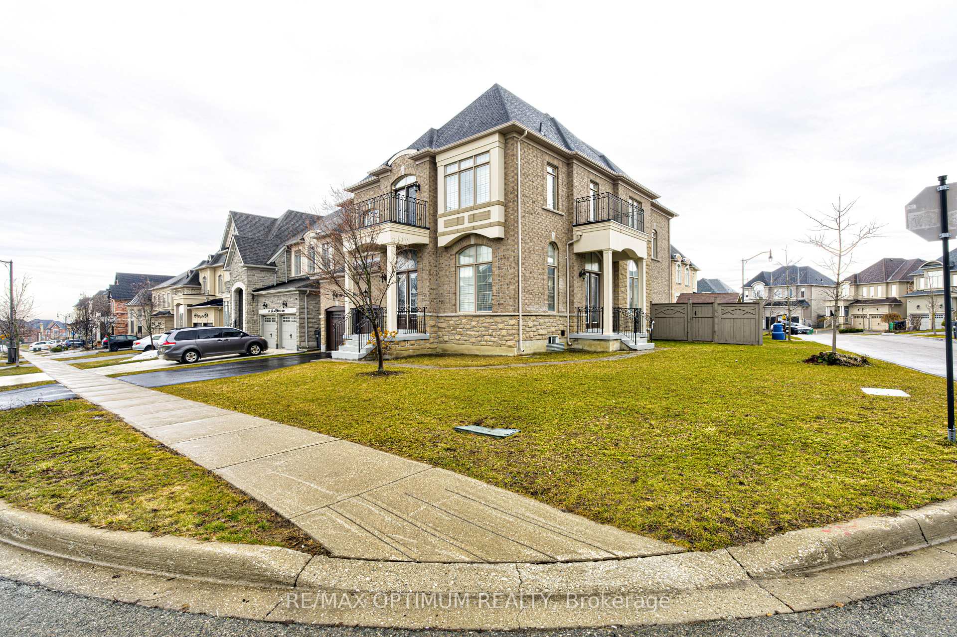 Photo 4 of 80 Royal West Drive, Brampton, Credit Valley — HOMEH