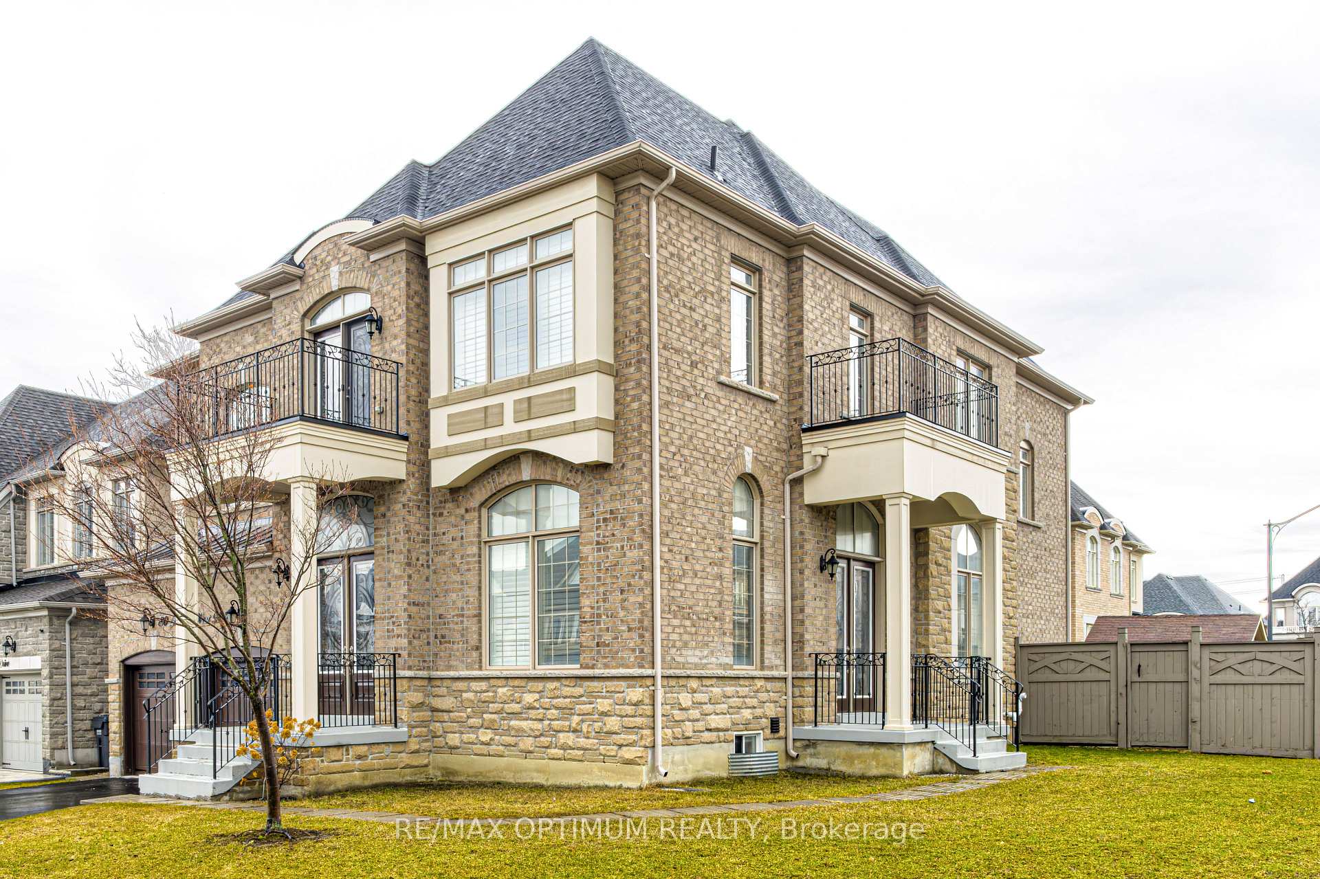 Photo 5 of 80 Royal West Drive, Brampton, Credit Valley — HOMEH