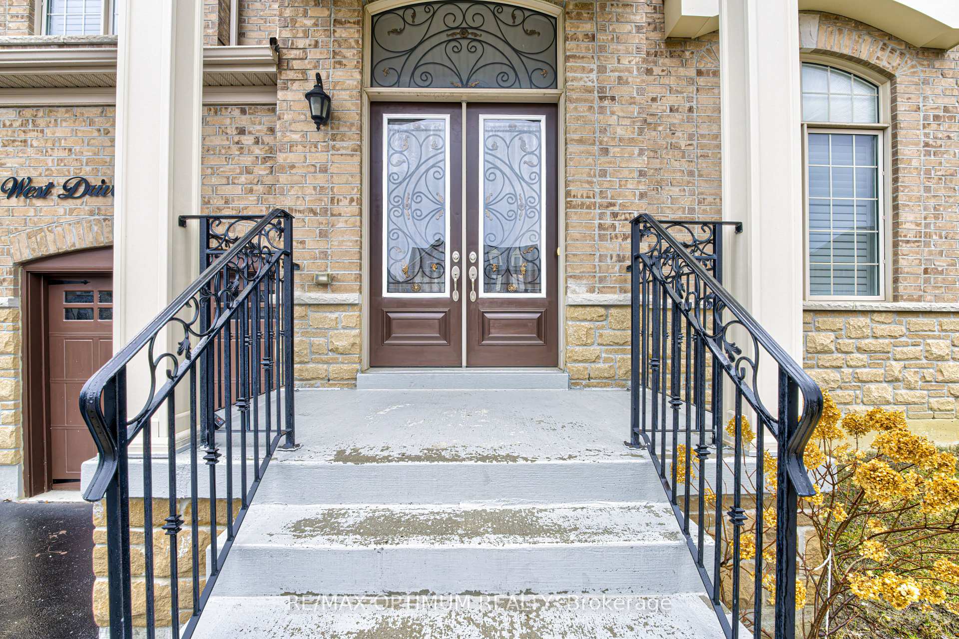 Photo 6 of 80 Royal West Drive, Brampton, Credit Valley — HOMEH