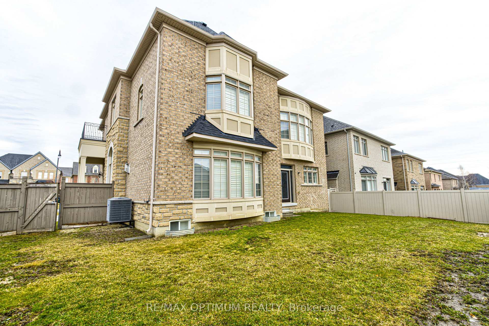 Photo 49 of 80 Royal West Drive, Brampton, Credit Valley — HOMEH