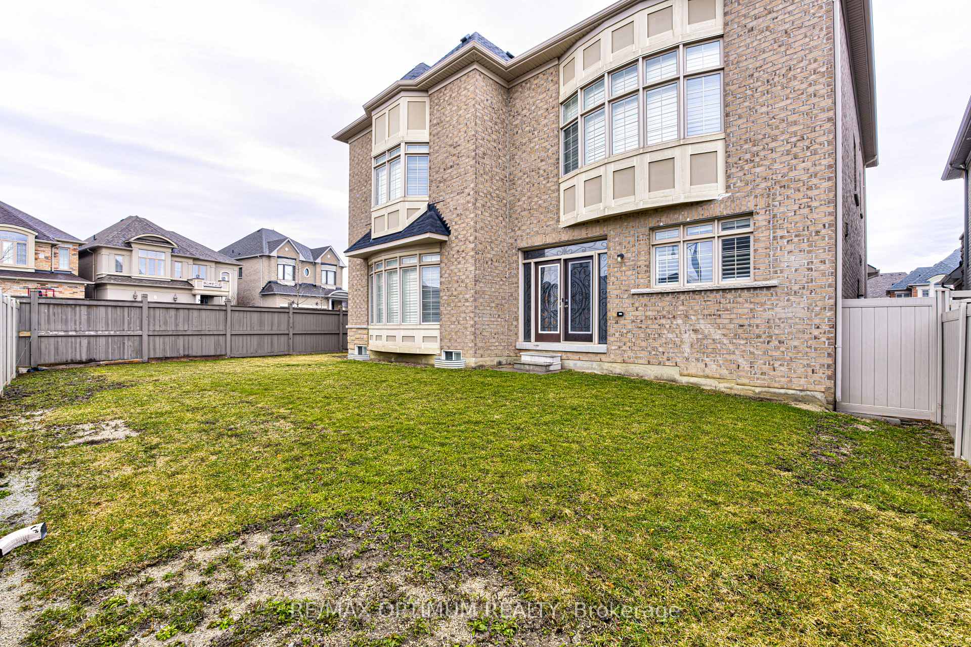 Photo 50 of 80 Royal West Drive, Brampton, Credit Valley — HOMEH