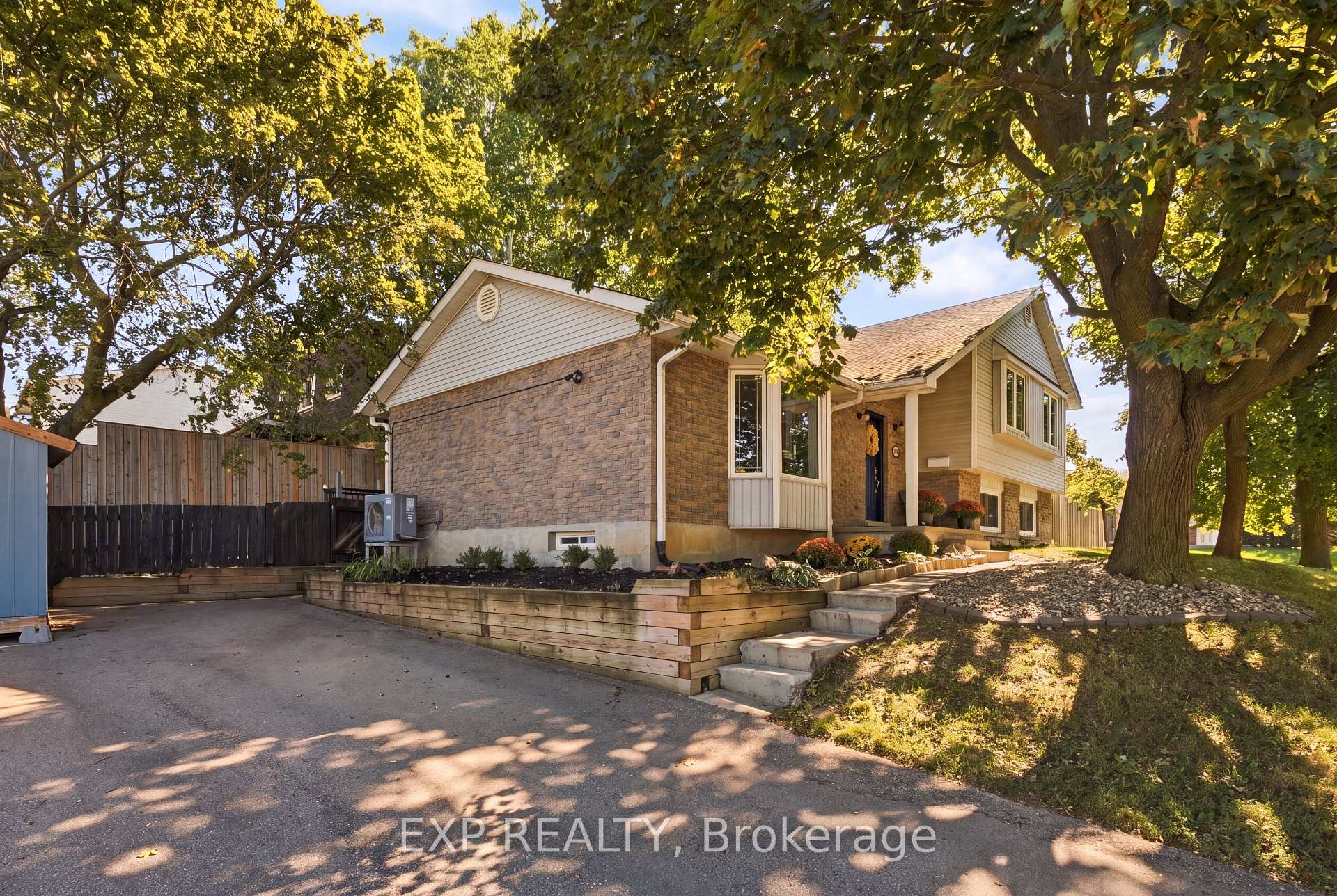 Photo 3 of 178 Laurentian Drive, Waterloo, Laurentian Hills — HOMEH