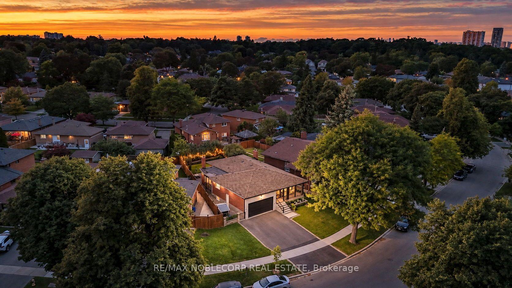 Photo 3 of 34 Ridgemount Road, Etobicoke, Humber Heights — HOMEH