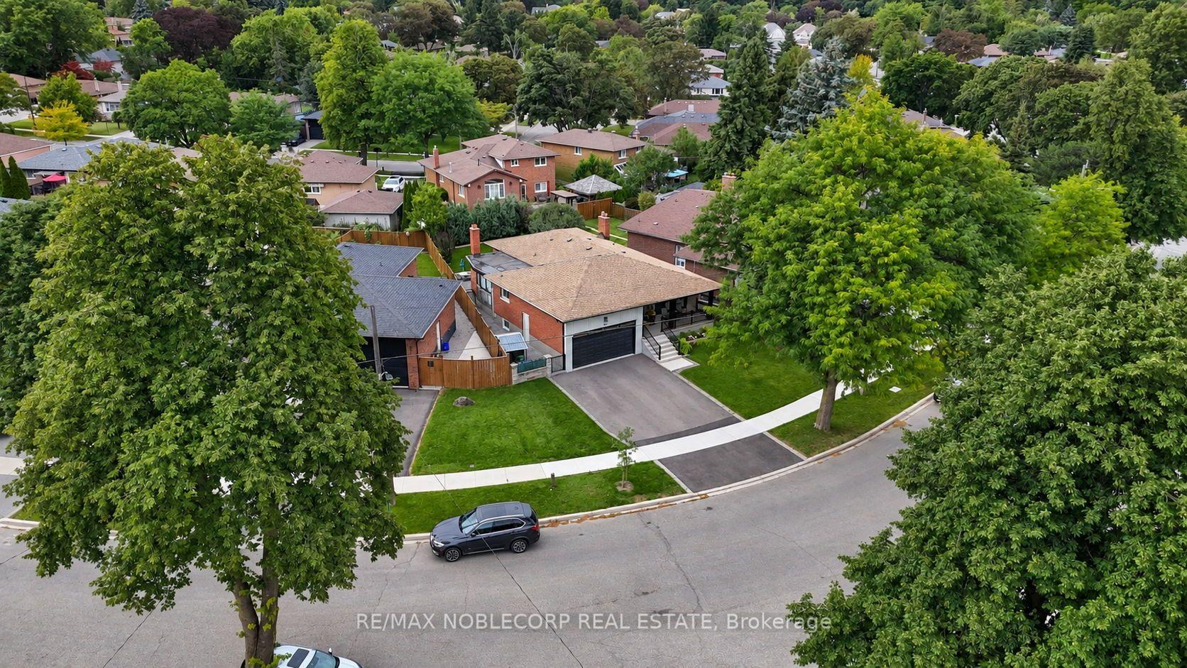 Photo 8 of 34 Ridgemount Road, Etobicoke, Humber Heights — HOMEH