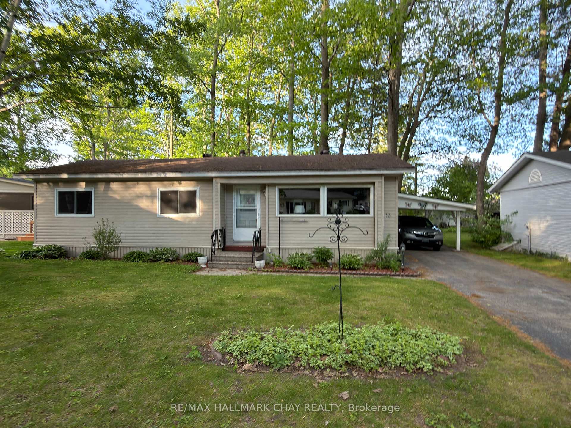 Photo 2 of 13 Carruthers Street N, Wasaga Beach — HOMEH