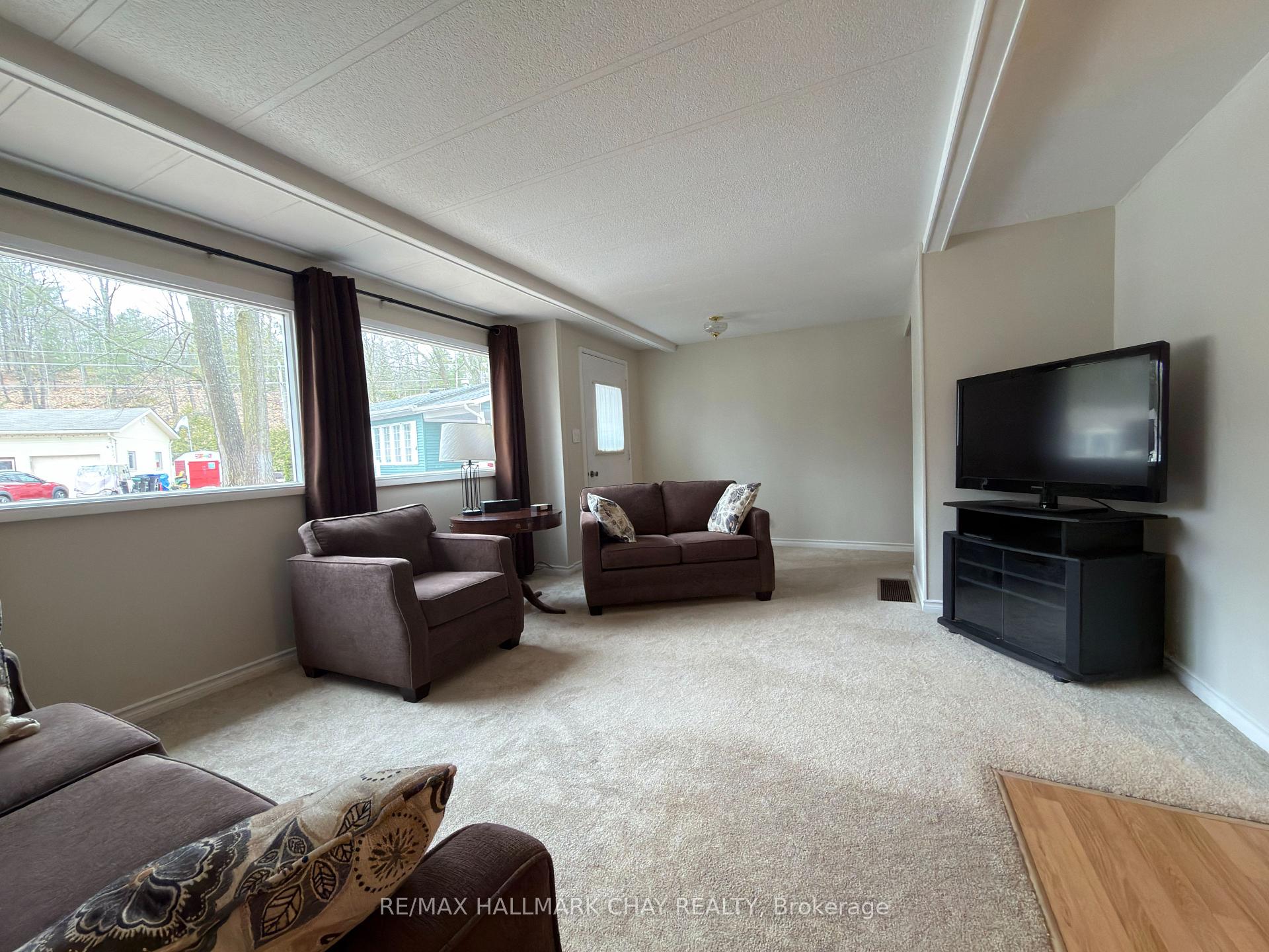 Photo 8 of 13 Carruthers Street N, Wasaga Beach — HOMEH