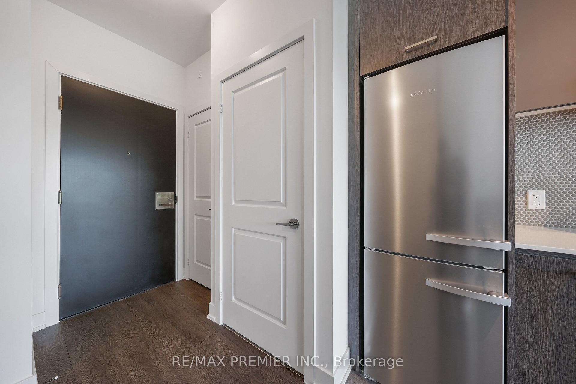 Photo 4 of Unit 503, 11 Lillian Street, Toronto, Mount Pleasant West — HOMEH