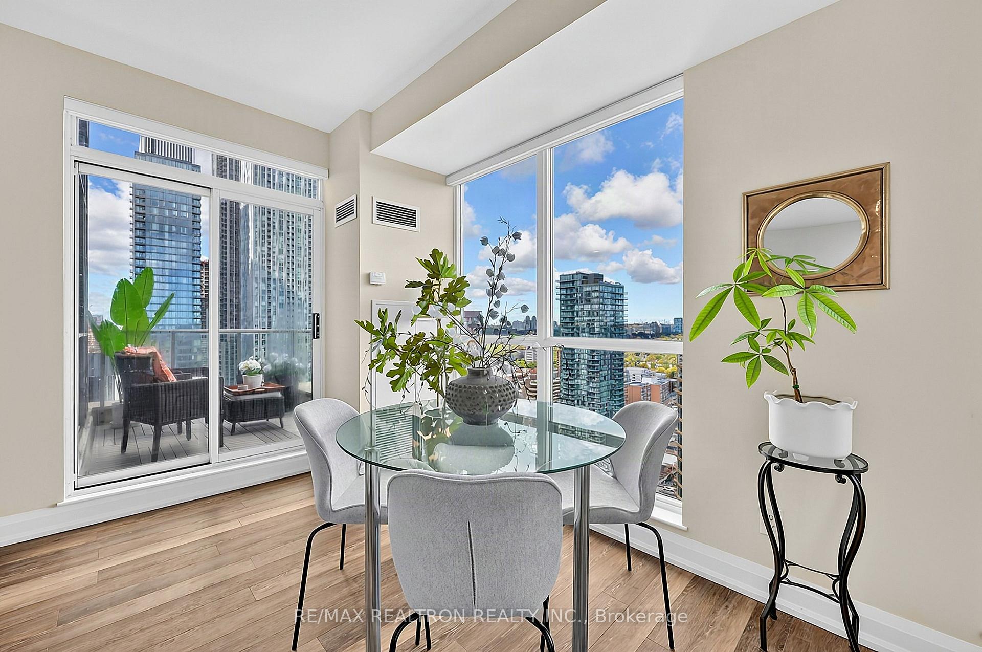 Photo 11 of Unit PH3802, 8 Park Road, Toronto, Rosedale-Moore Park — HOMEH