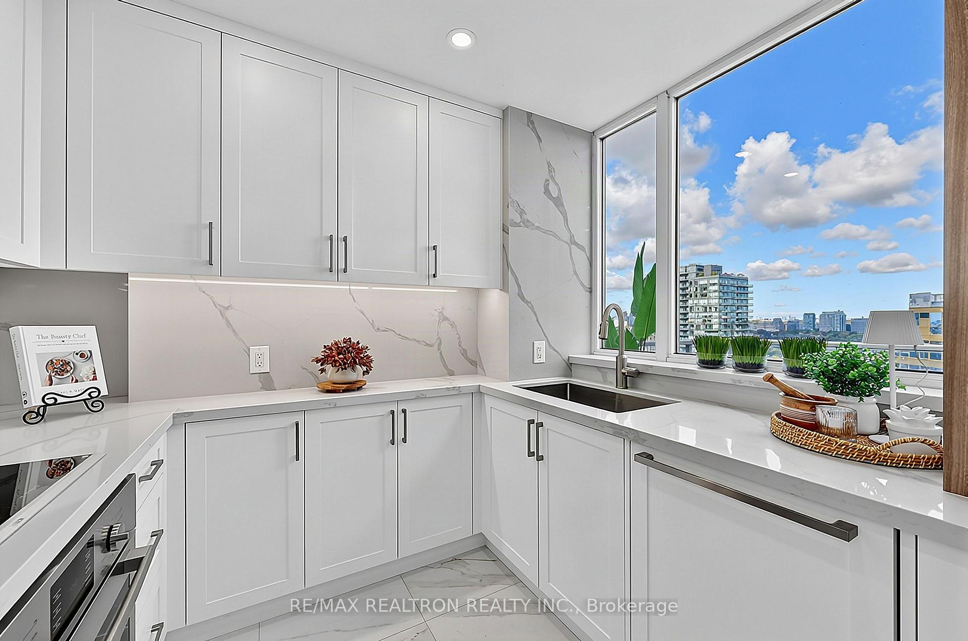Photo 17 of Unit PH3802, 8 Park Road, Toronto, Rosedale-Moore Park — HOMEH
