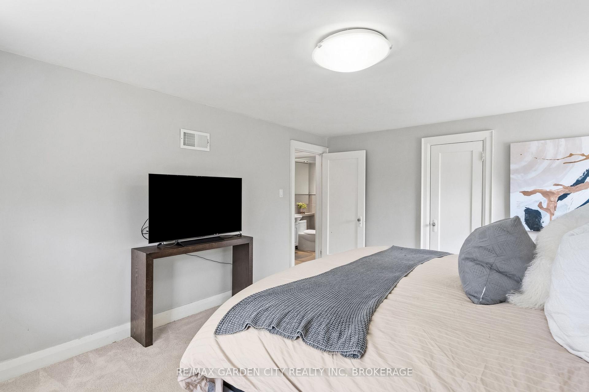 Photo 25 of 6751 Barker Street, Niagara Falls, Dorchester — HOMEH