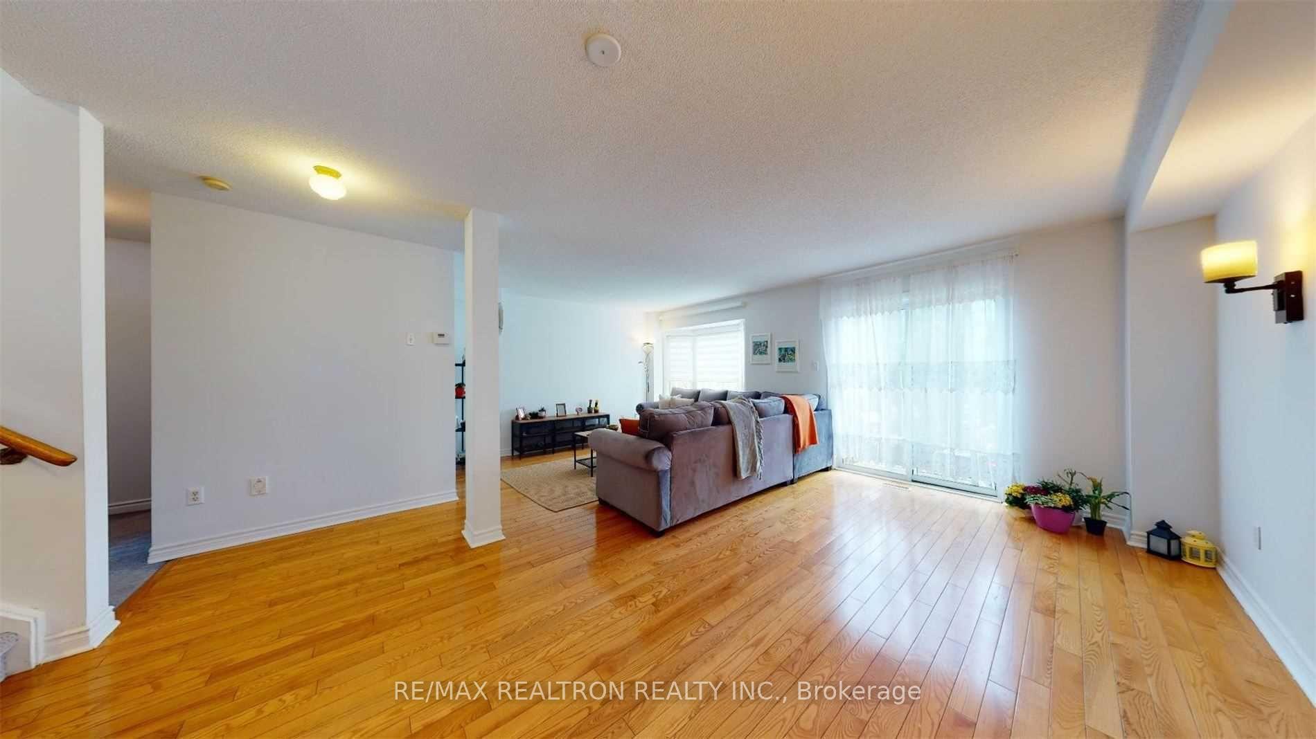 Photo 2 of 102 Royal Chapin Crescent, Richmond Hill, Westbrook — HOMEH