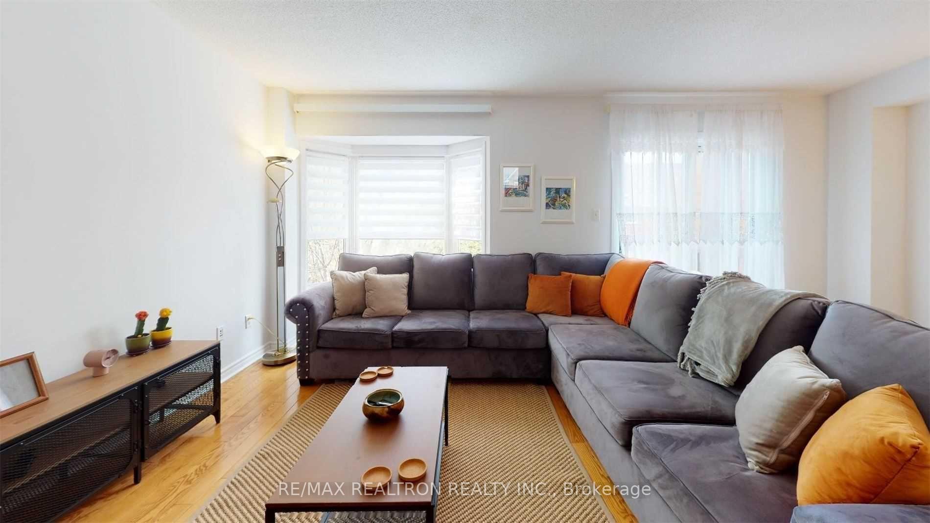 Photo 3 of 102 Royal Chapin Crescent, Richmond Hill, Westbrook — HOMEH