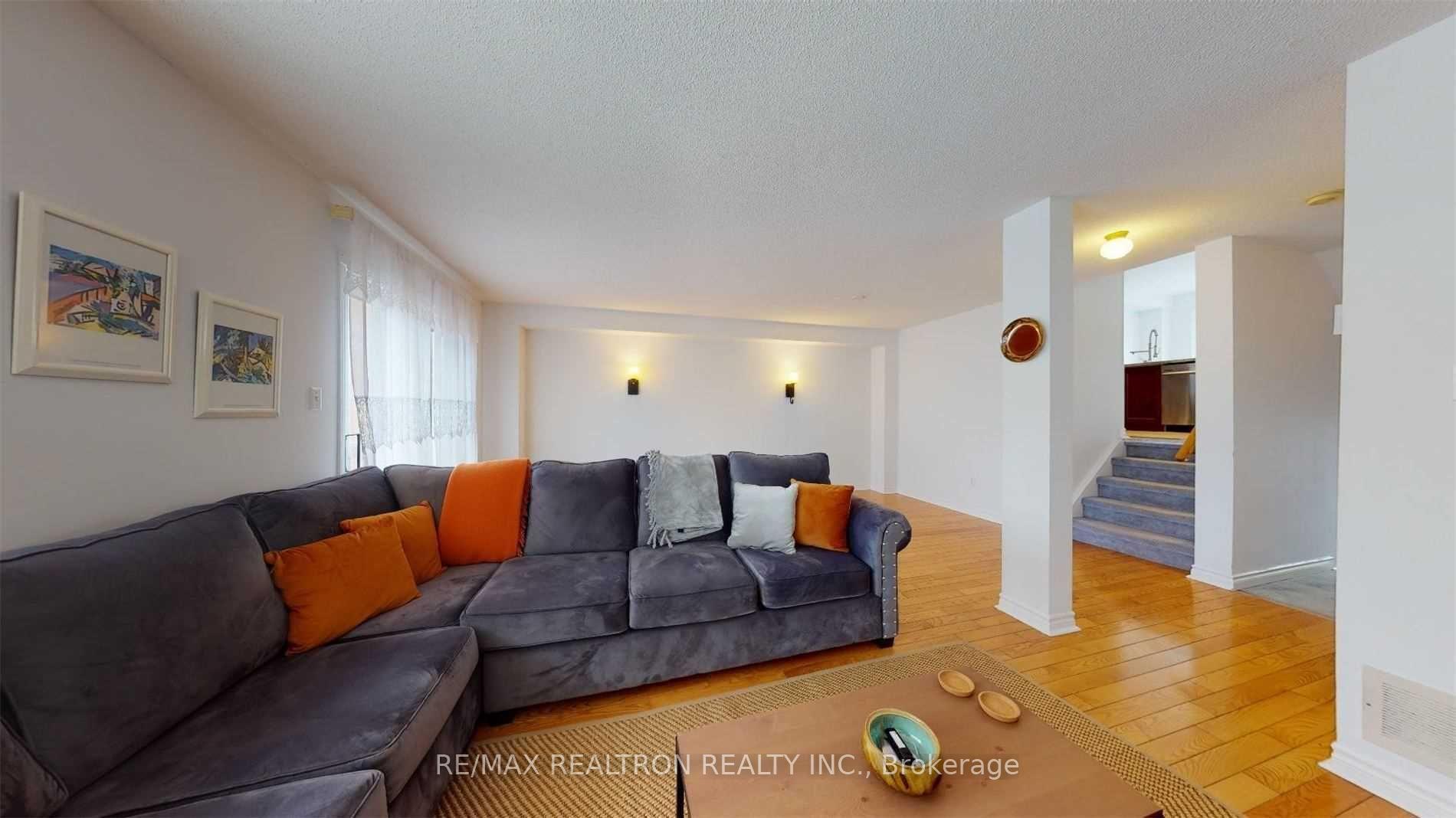 Photo 4 of 102 Royal Chapin Crescent, Richmond Hill, Westbrook — HOMEH