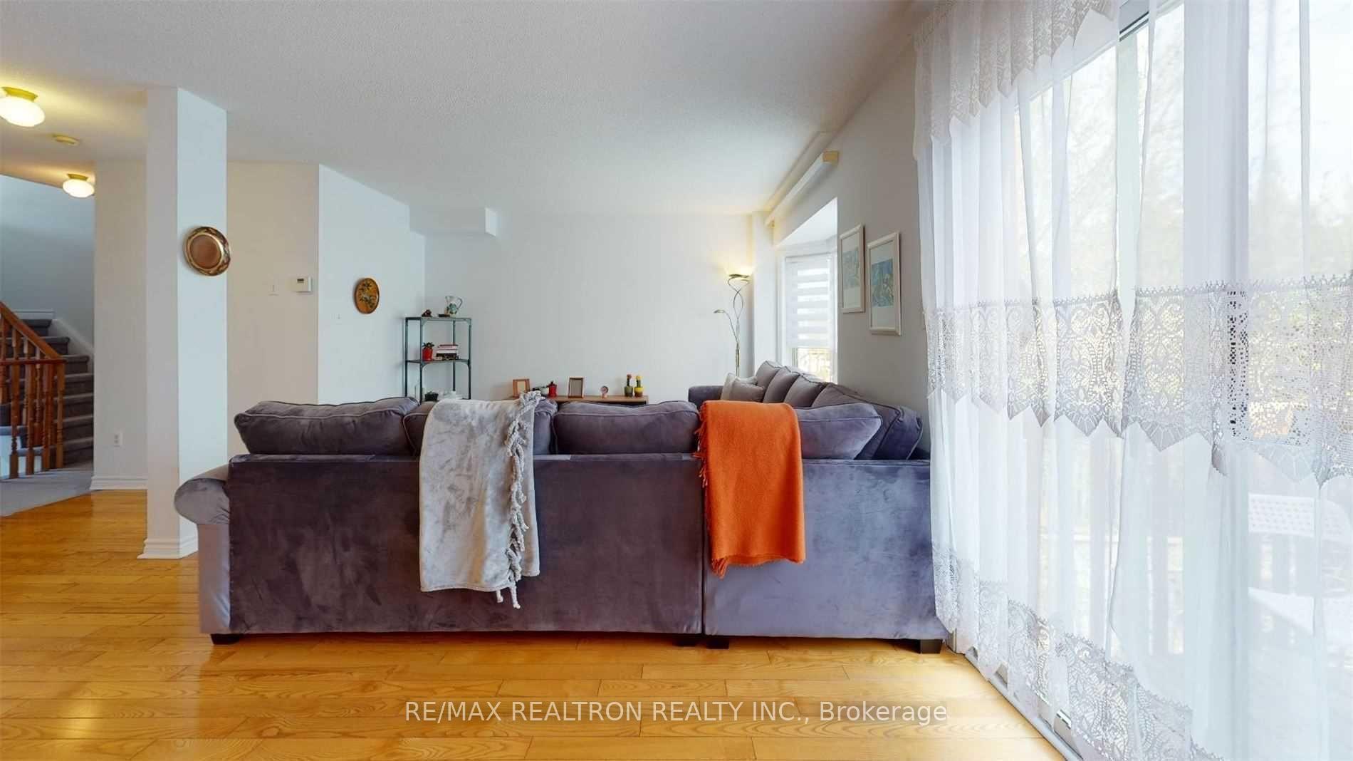 Photo 5 of 102 Royal Chapin Crescent, Richmond Hill, Westbrook — HOMEH