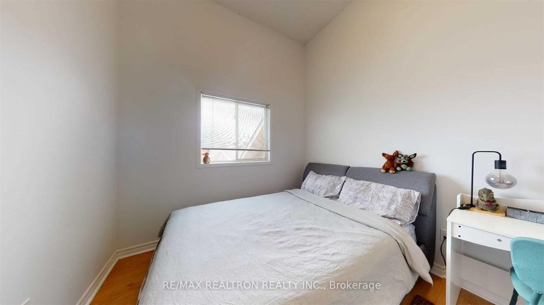 Photo 11 of 102 Royal Chapin Crescent, Richmond Hill, Westbrook — HOMEH