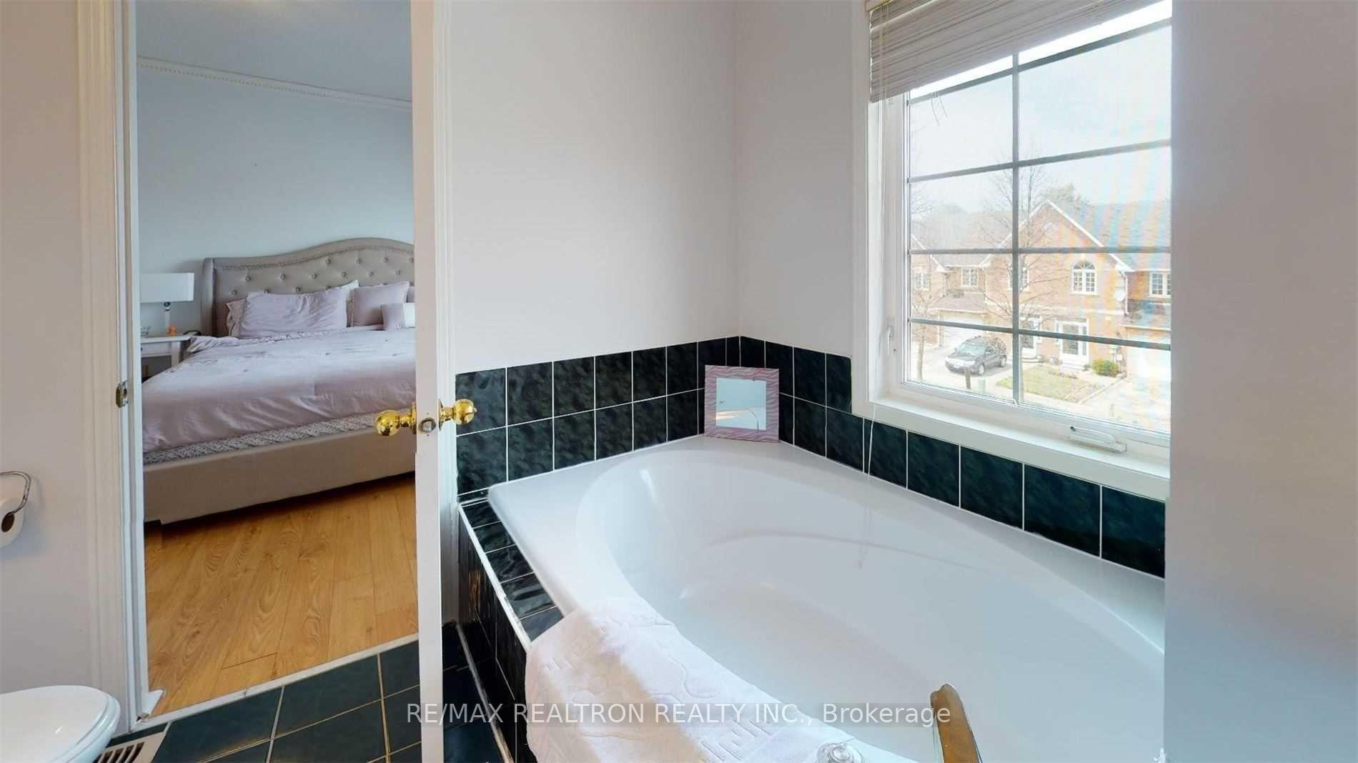 Photo 17 of 102 Royal Chapin Crescent, Richmond Hill, Westbrook — HOMEH