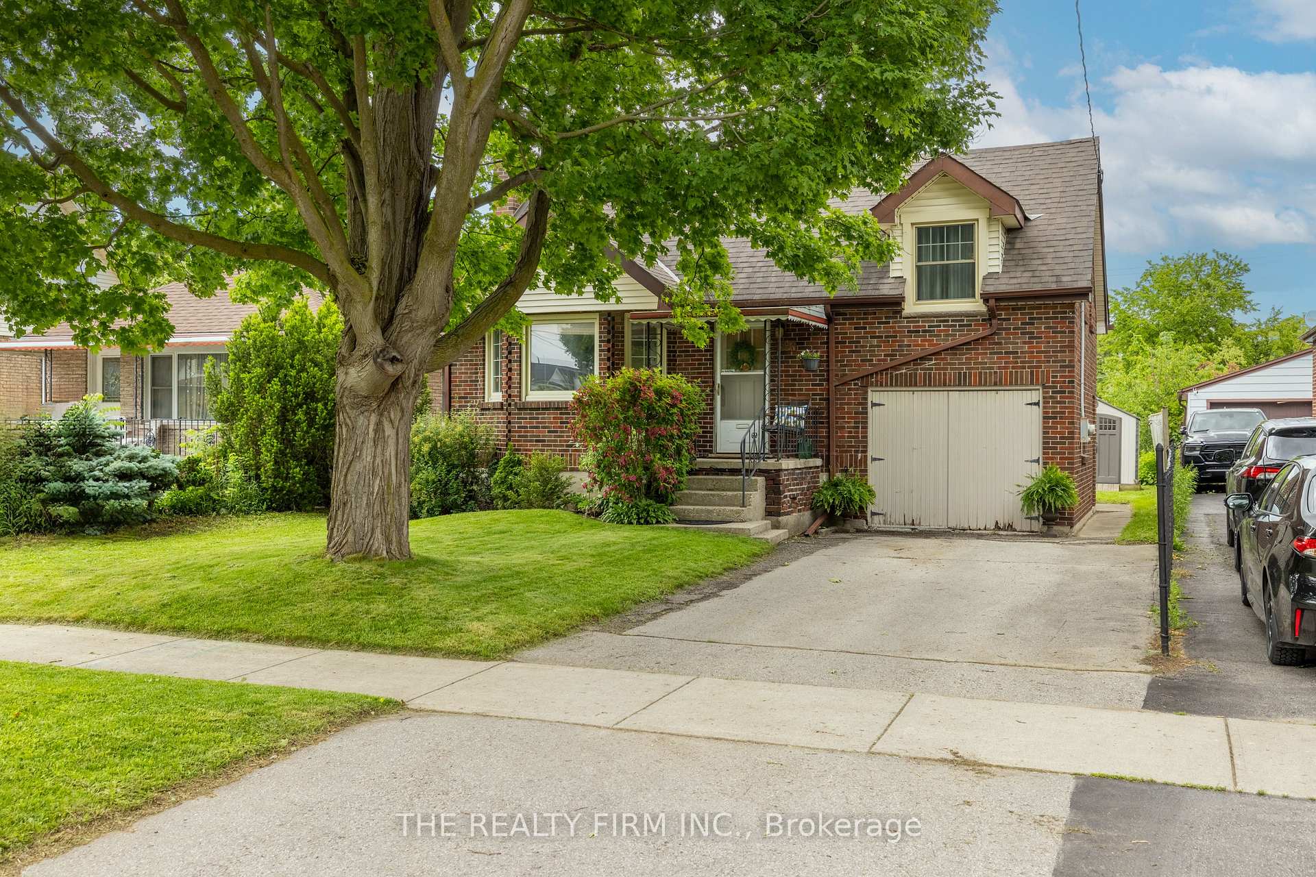 Photo 2 of 384 Spruce Street, London, East H — HOMEH