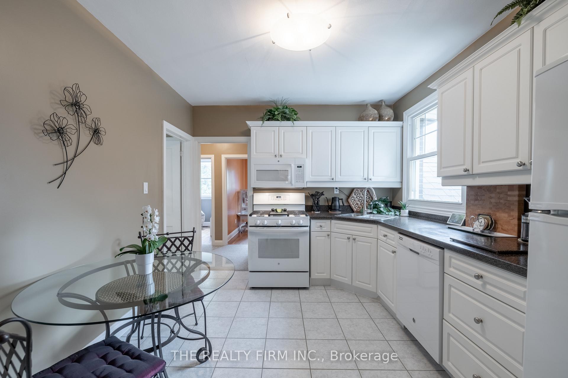 Photo 19 of 384 Spruce Street, London, East H — HOMEH