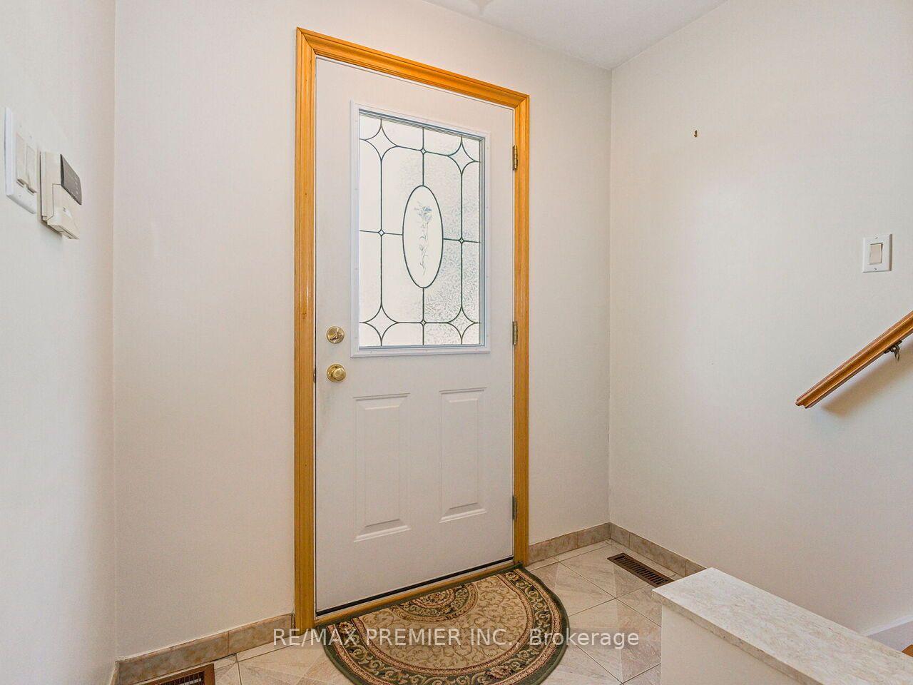 Photo 5 of 7 Mayall Avenue, North York, Downsview-Roding-CFB — HOMEH