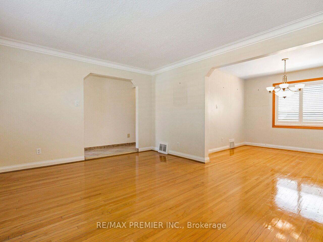 Photo 6 of 7 Mayall Avenue, North York, Downsview-Roding-CFB — HOMEH