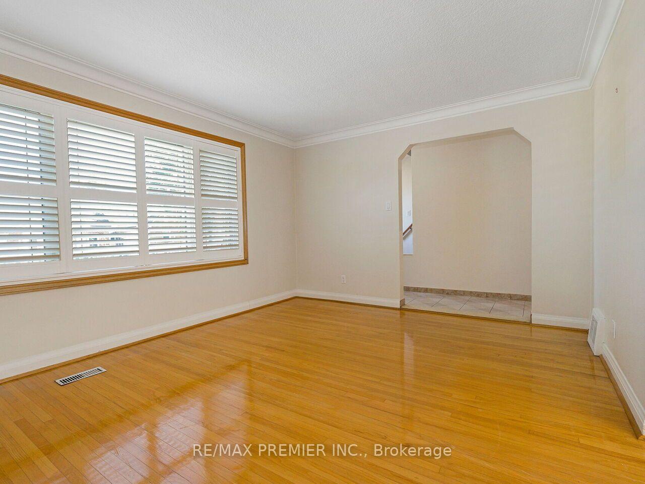 Photo 7 of 7 Mayall Avenue, North York, Downsview-Roding-CFB — HOMEH