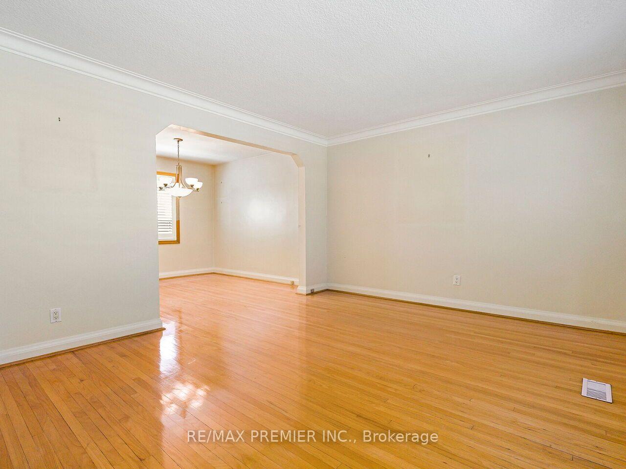 Photo 8 of 7 Mayall Avenue, North York, Downsview-Roding-CFB — HOMEH