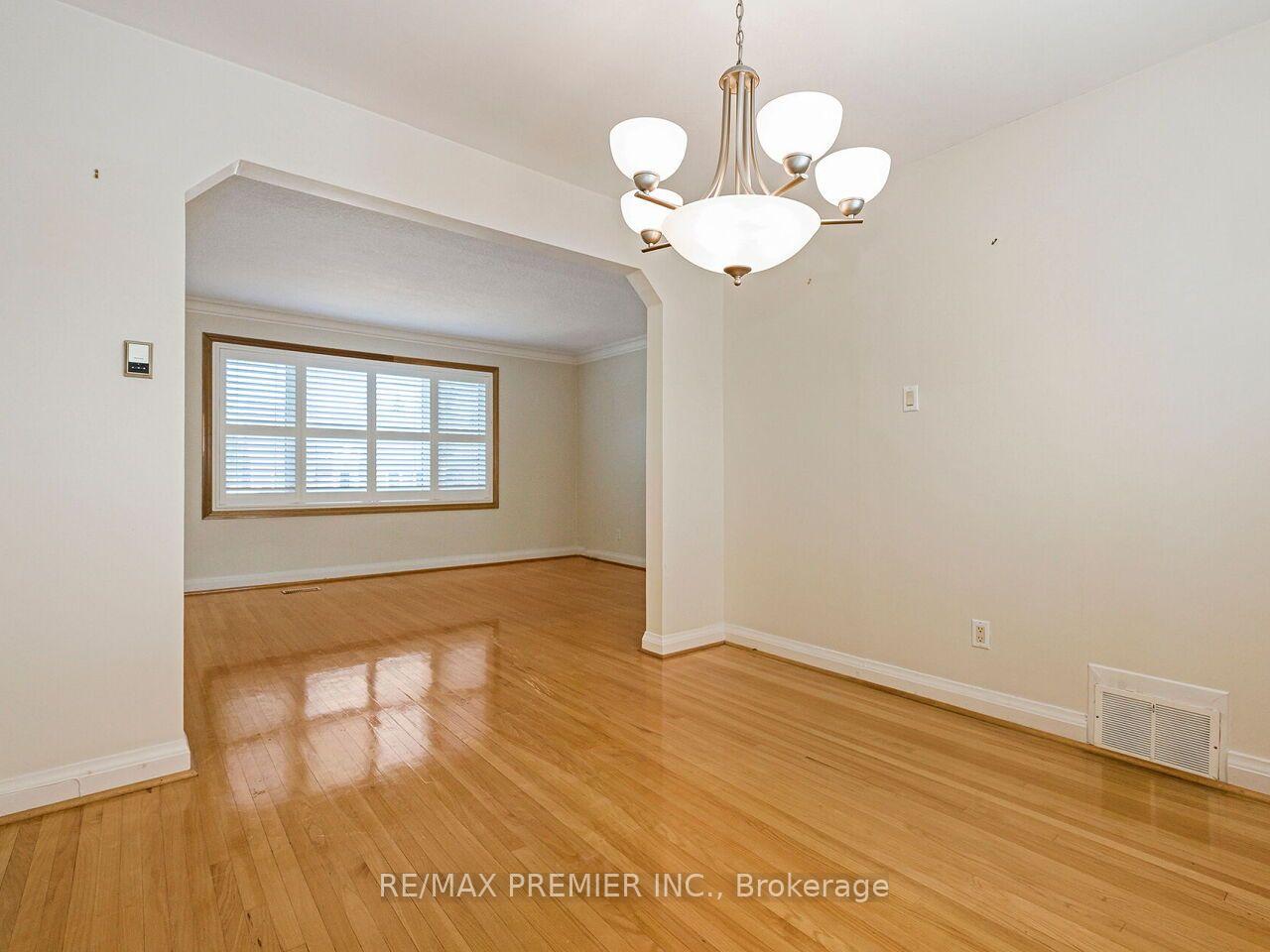 Photo 9 of 7 Mayall Avenue, North York, Downsview-Roding-CFB — HOMEH
