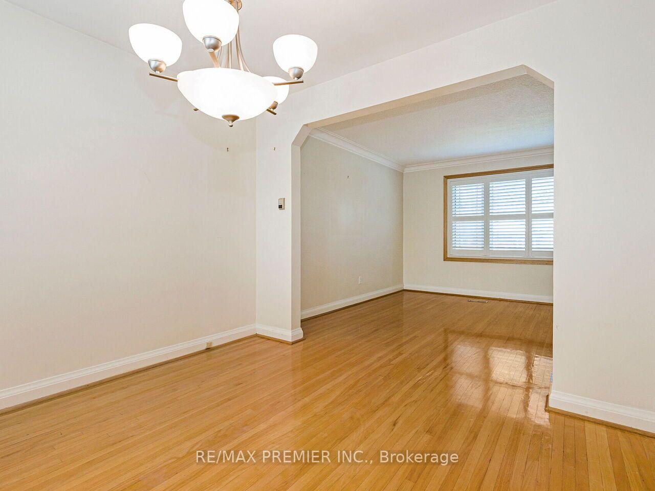 Photo 10 of 7 Mayall Avenue, North York, Downsview-Roding-CFB — HOMEH