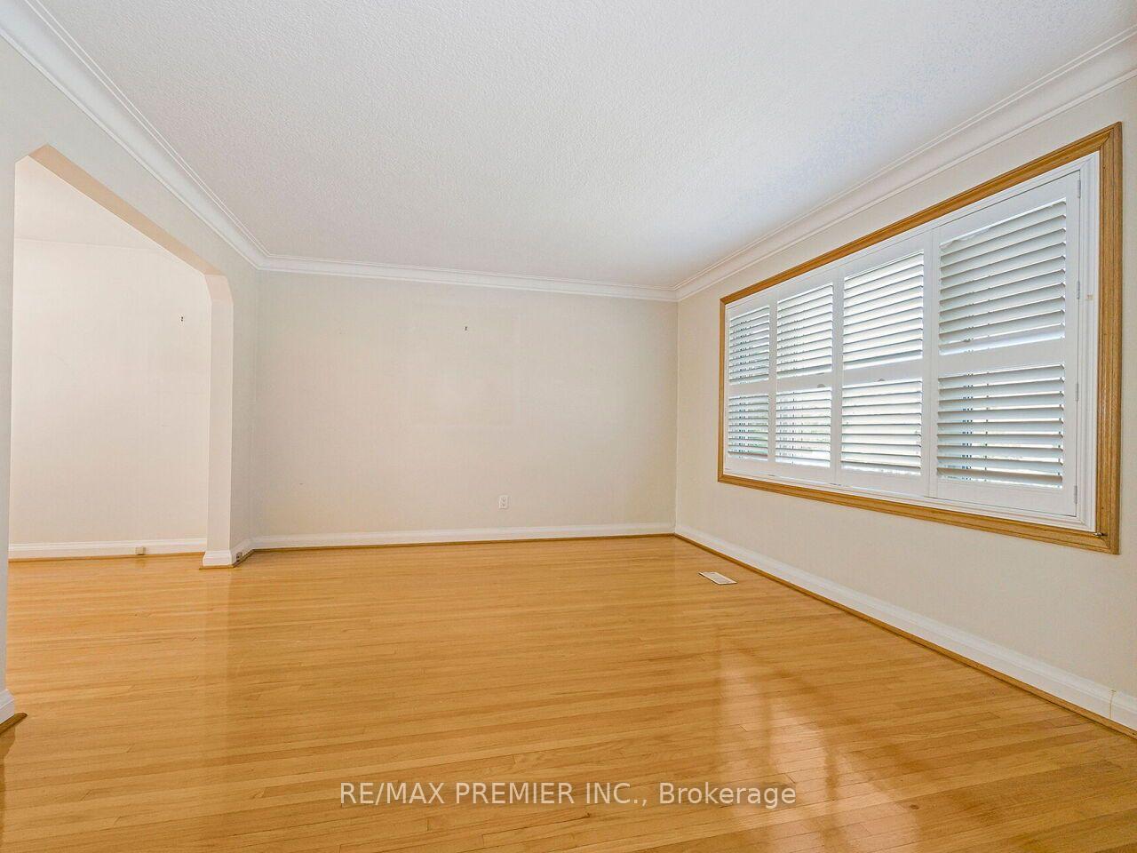 Photo 11 of 7 Mayall Avenue, North York, Downsview-Roding-CFB — HOMEH