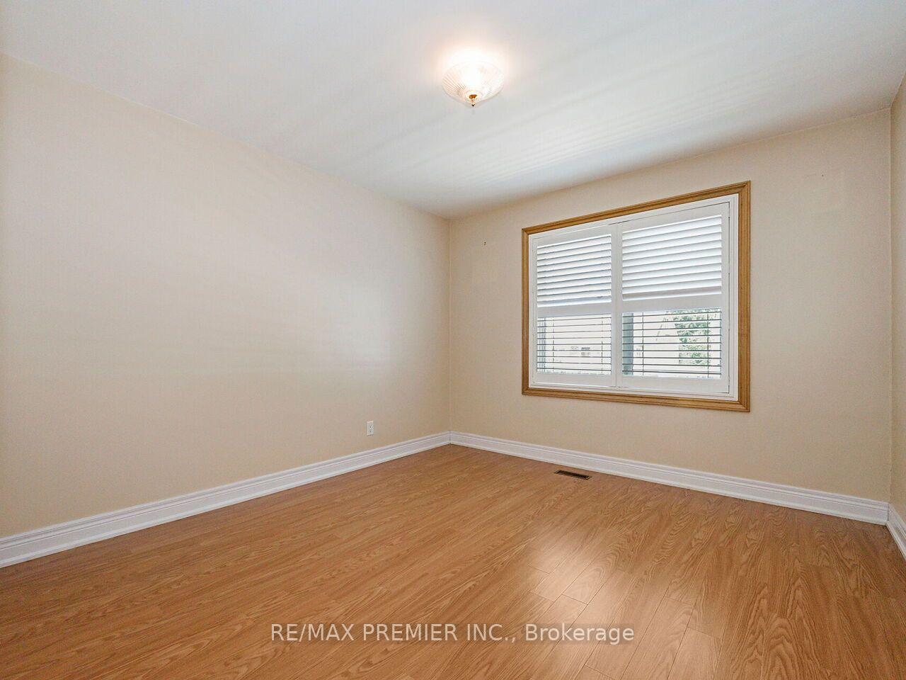 Photo 12 of 7 Mayall Avenue, North York, Downsview-Roding-CFB — HOMEH