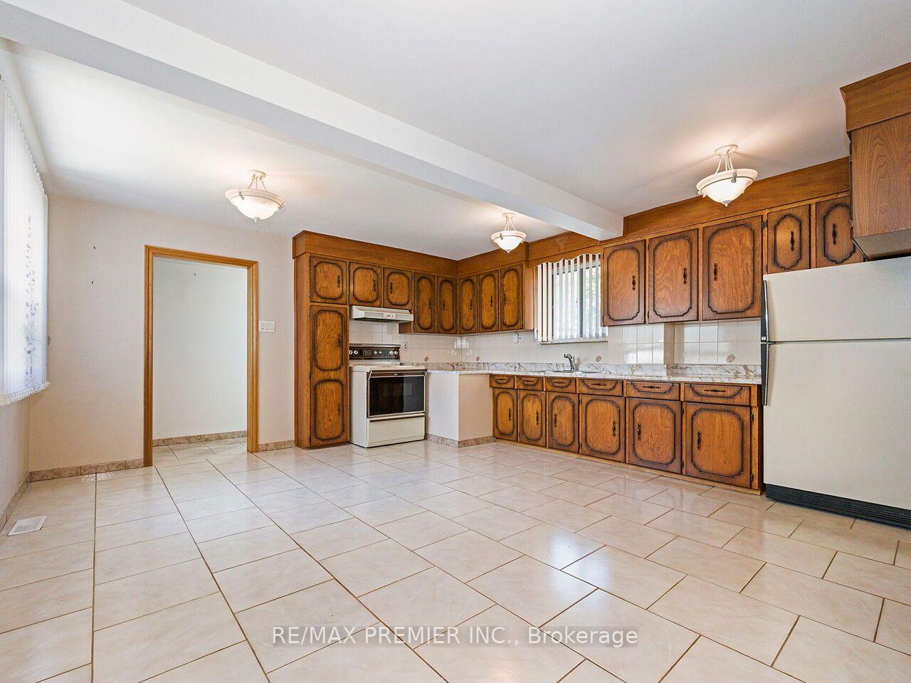 Photo 14 of 7 Mayall Avenue, North York, Downsview-Roding-CFB — HOMEH