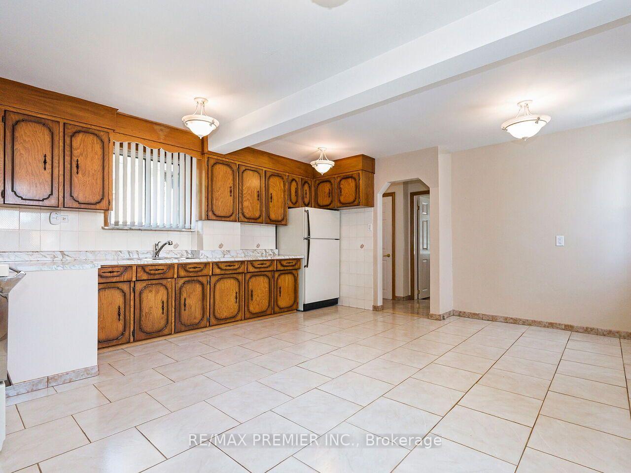 Photo 15 of 7 Mayall Avenue, North York, Downsview-Roding-CFB — HOMEH