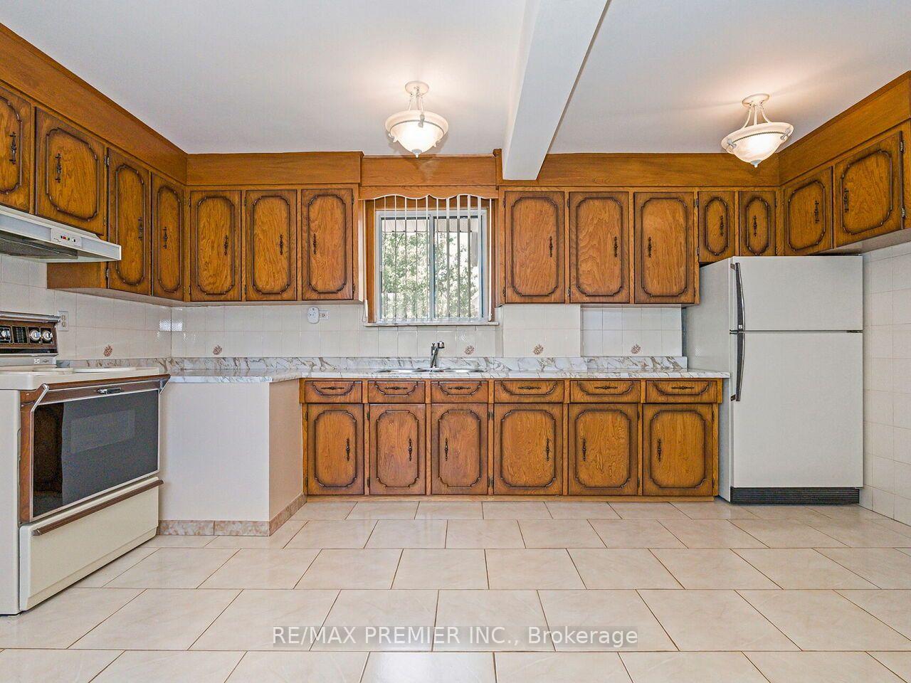 Photo 16 of 7 Mayall Avenue, North York, Downsview-Roding-CFB — HOMEH