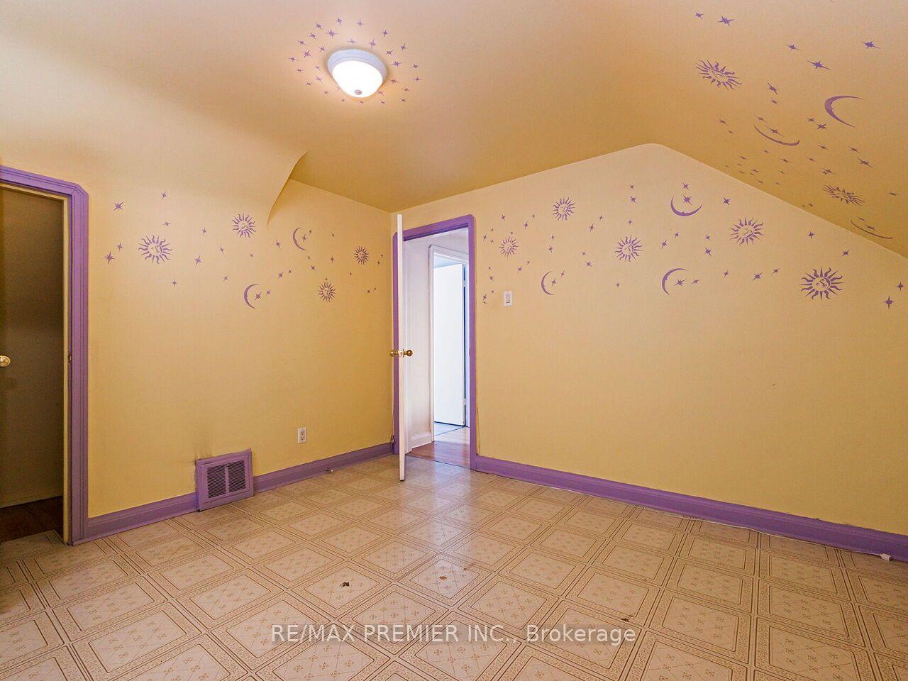 Photo 21 of 7 Mayall Avenue, North York, Downsview-Roding-CFB — HOMEH