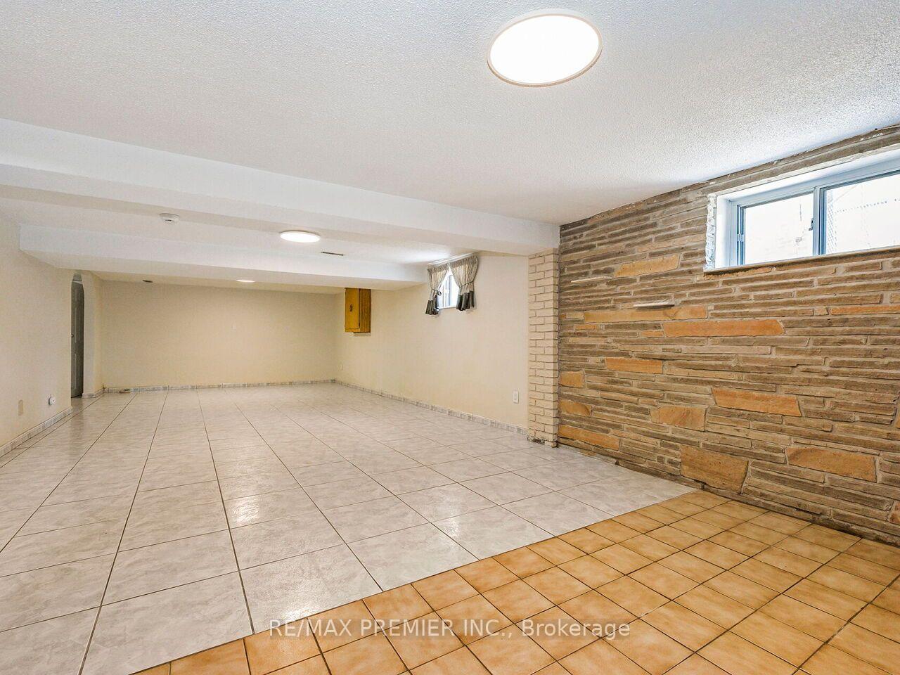 Photo 27 of 7 Mayall Avenue, North York, Downsview-Roding-CFB — HOMEH