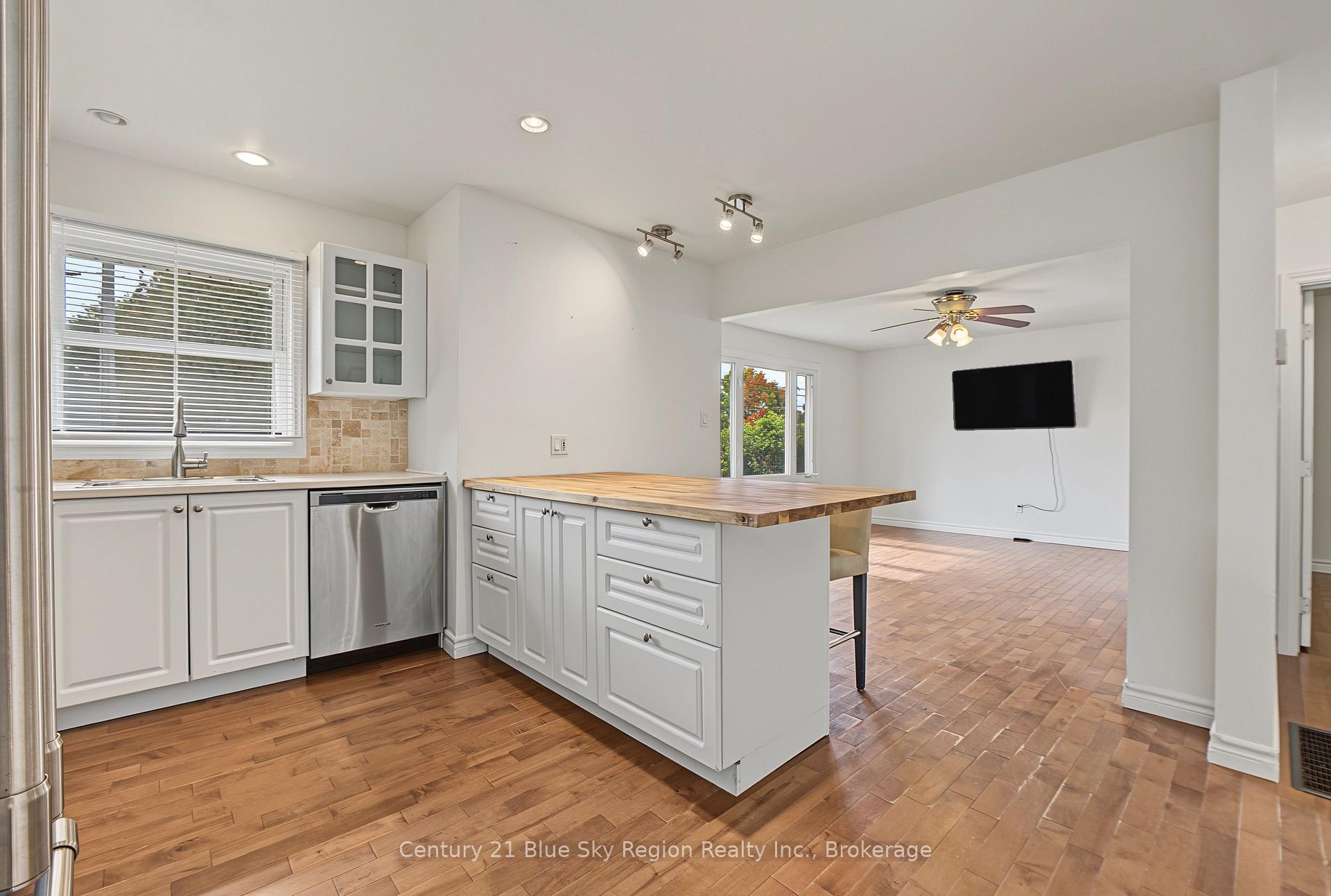 Photo 4 of 22 Corbett Street, North Bay, Ferris — HOMEH