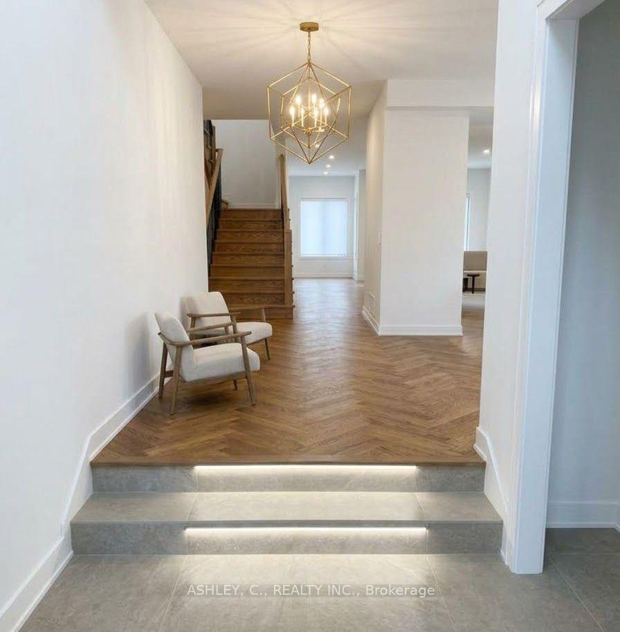 Photo 2 of 2574 Sharon Crescent, Mississauga, Erindale — HOMEH