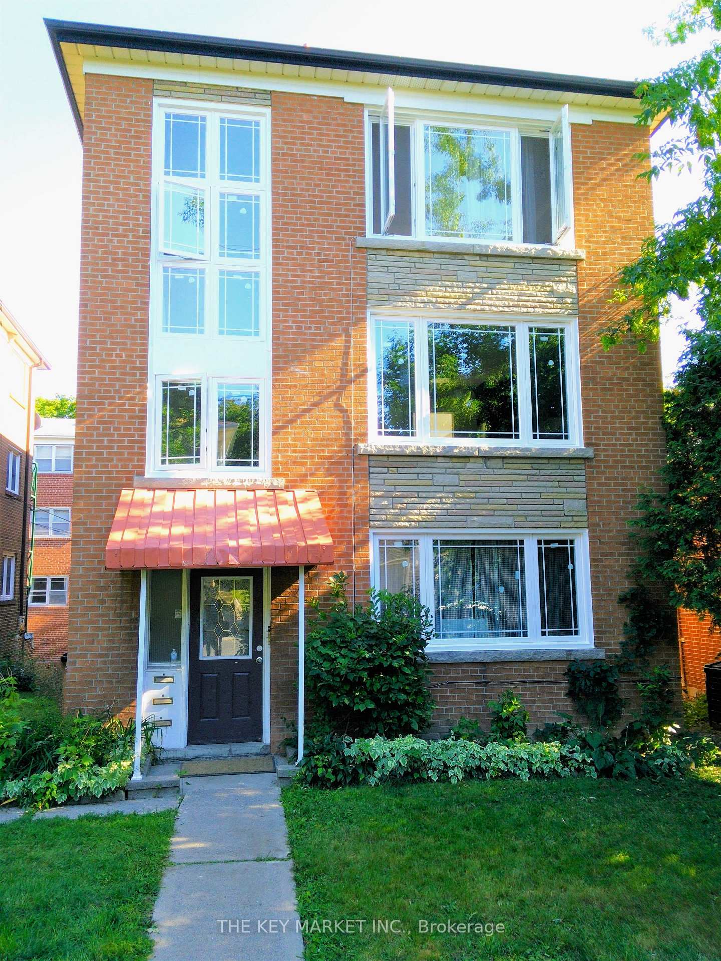 Photo 2 of Unit 2, 211 St Clements Avenue, Toronto, Yonge-Eglinton — HOMEH