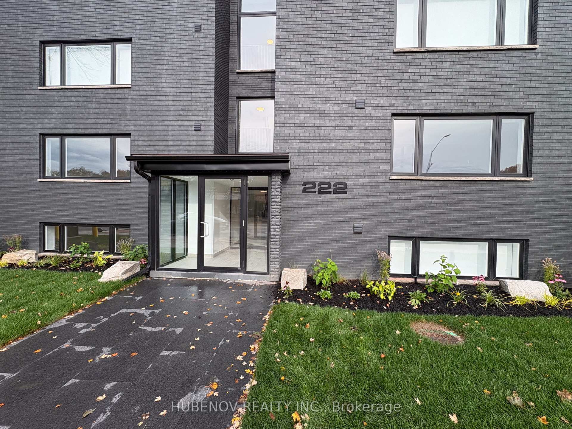 Photo 3 of 222 Lakeshore Road E, Mississauga, Port Credit — HOMEH