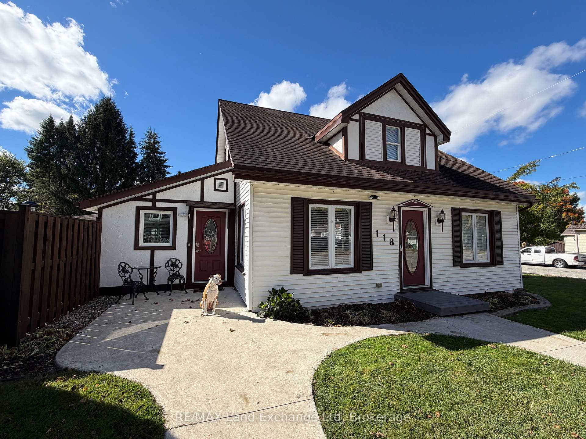 Photo of 118 Victoria Street E