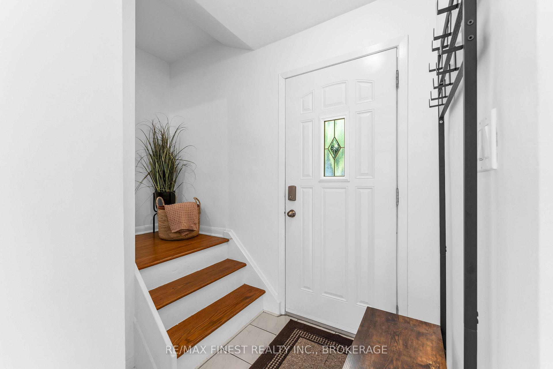 Photo 4 of 330 Meadowcrest Road, Kingston, City SouthWest — HOMEH