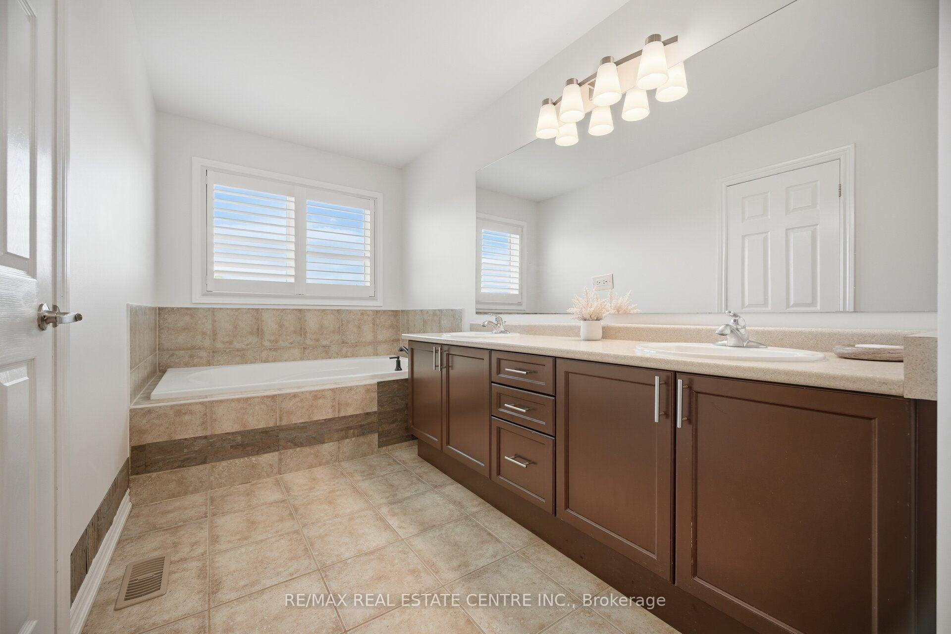 Photo 25 of 2425 Quetico Crescent, Oakville, Westmount — HOMEH