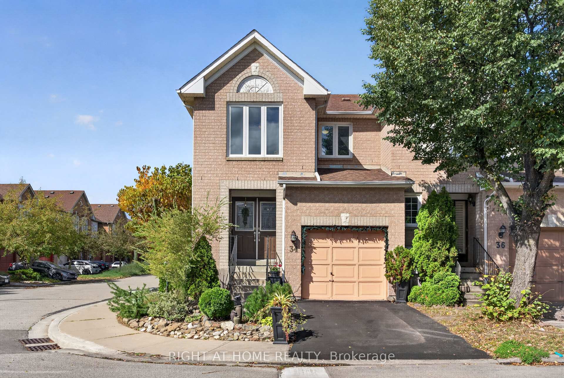 Photo 2 of 34 Gilgorm Road, Brampton, Brampton West — HOMEH